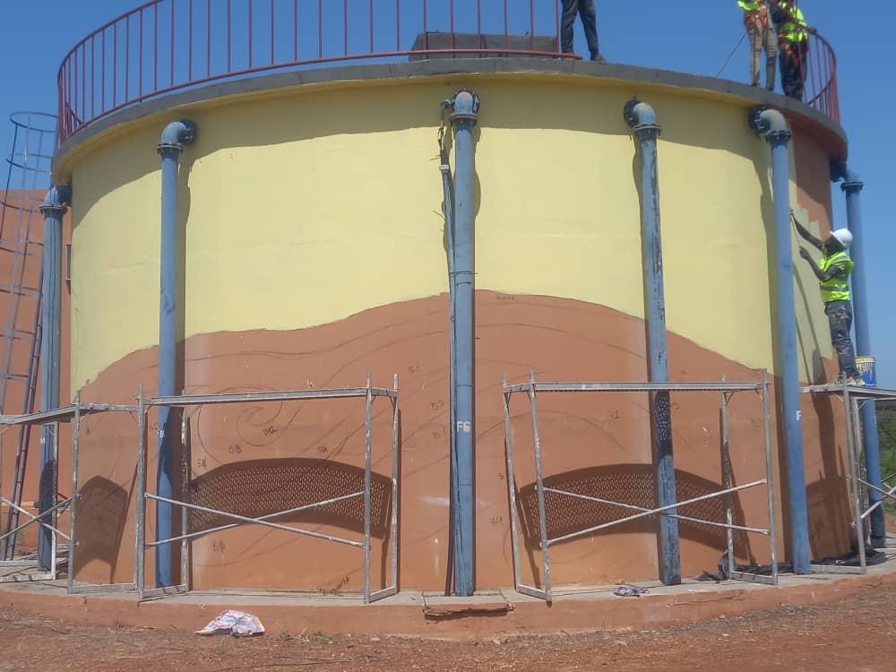 Château d'eau SEN'EAU à Thiès en cours de finition peinture jaune
