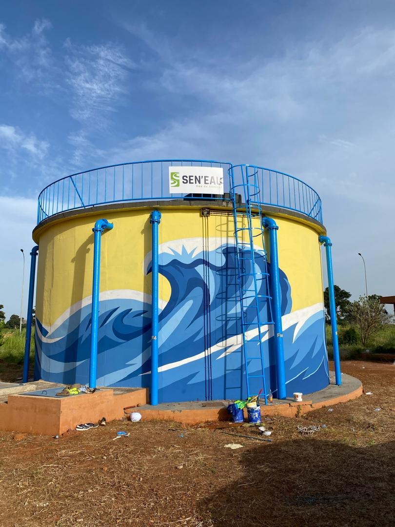 Château d'eau SEN'EAU à Thiès terminé avec logo SEN'EAU