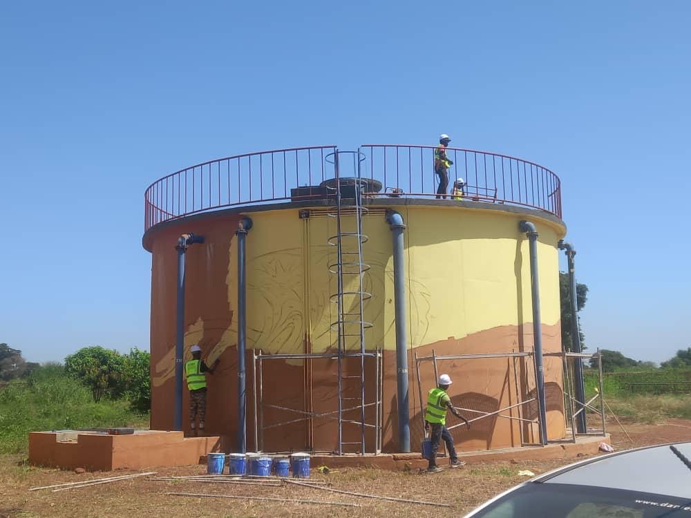 Équipe COTRAC finalisant la peinture du château d'eau SEN'EAU à Thiès