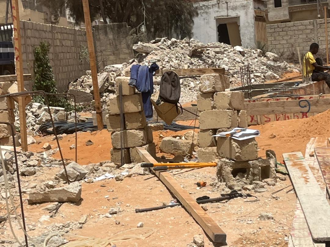 Gravats de l'ancien poste de santé après démolition, Parcelles Assainies Unité 8