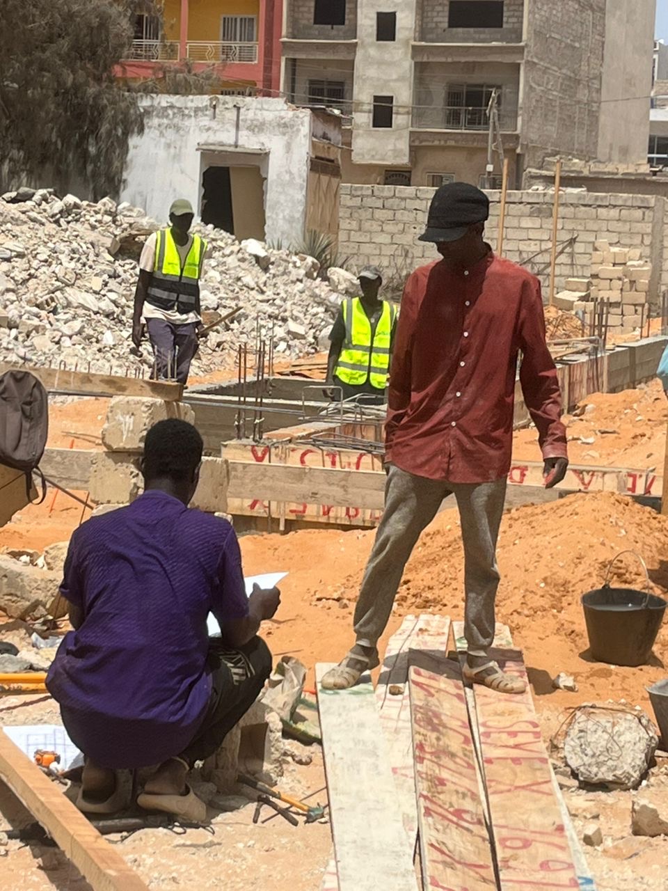 Chef de chantier COTRAC consultant les plans avec l'équipe