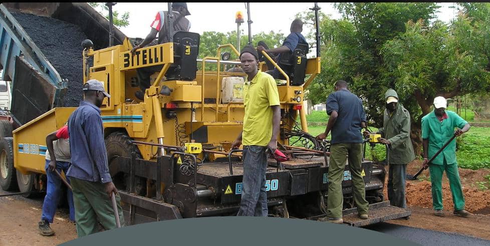Finisseur Bitelli posant l'enrobé sur la piste de Keur Bala