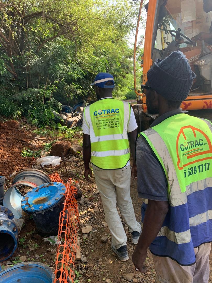 Équipe COTRAC sur travaux de réseau d'eau à Keur Bala