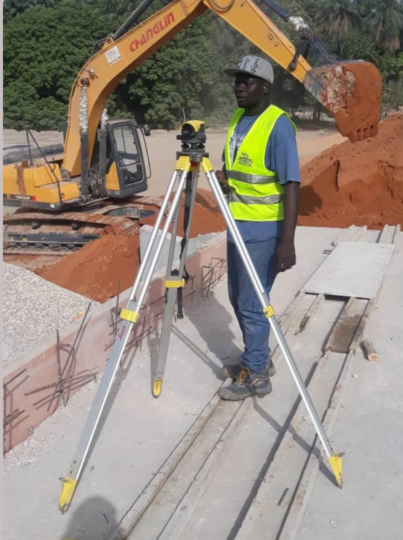Technicien COTRAC au théodolite pour l'implantation topographique