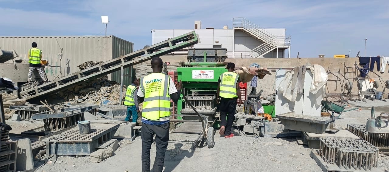 Équipe COTRAC en contrôle de la ligne de production d'agglos