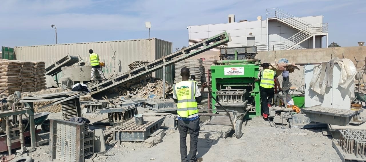 Convoyeur alimentant la presse à parpaings en matière première