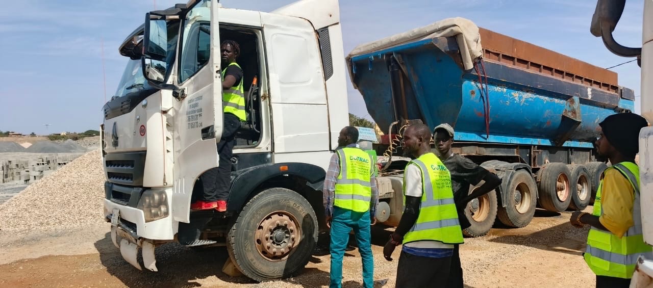 Camion de livraison de matières premières à l'usine COTRAC