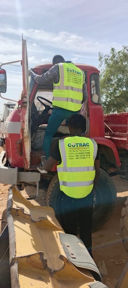 Équipe COTRAC réceptionnant un camion à l'usine