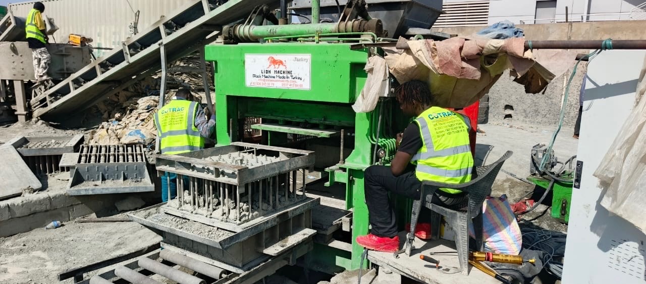 Rangées d'agglos en séchage sur l'aire de stockage de l'usine COTRAC