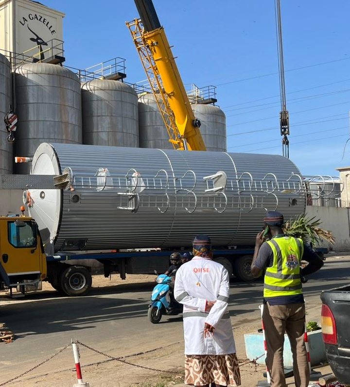 Transport d'une cuve industrielle par grue, chantier COTRAC