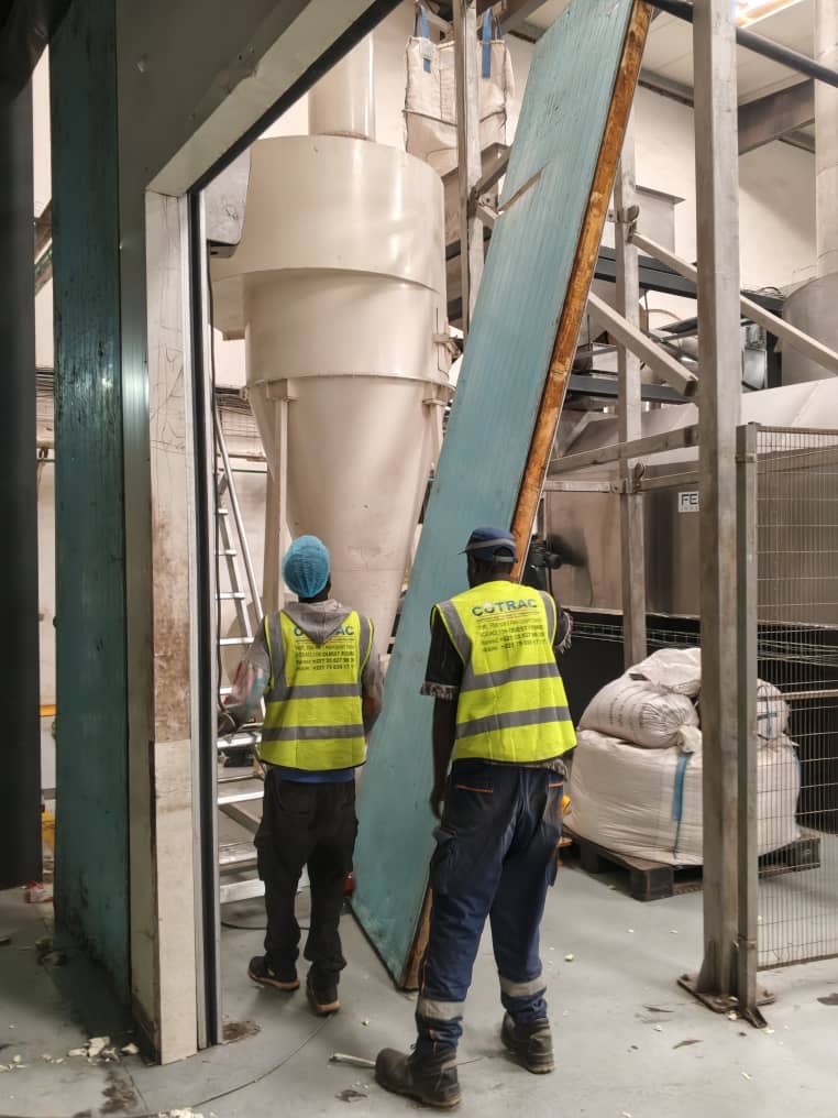 Intervention en intérieur d'usine ICS près d'un silo de process