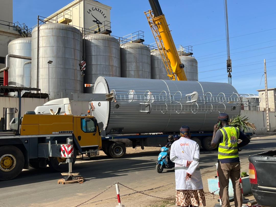 Levage et transport d'une cuve industrielle par grue mobile sur site