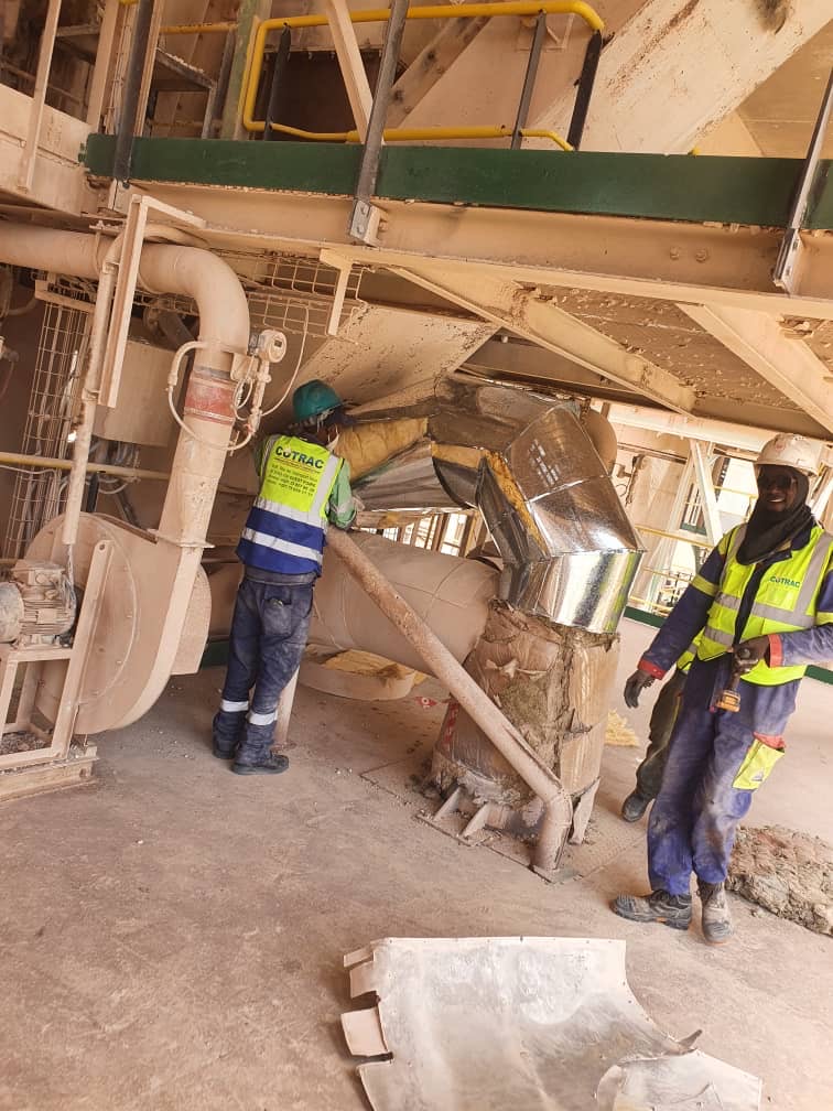 Gaine métallique neuve installée sur trémie de process SOCOCIM